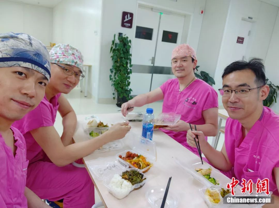 中国新闻网：手术医生的日常：每一次上台都是去战斗