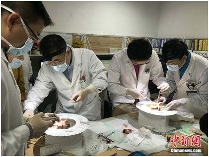 中国新闻网：手术医生的日常：每一次上台都是去战斗