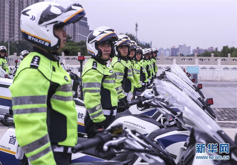 「新华网」首都交警铁骑队亮相