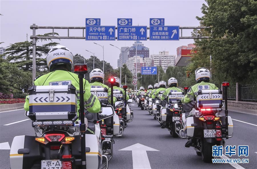 「新华网」首都交警铁骑队亮相