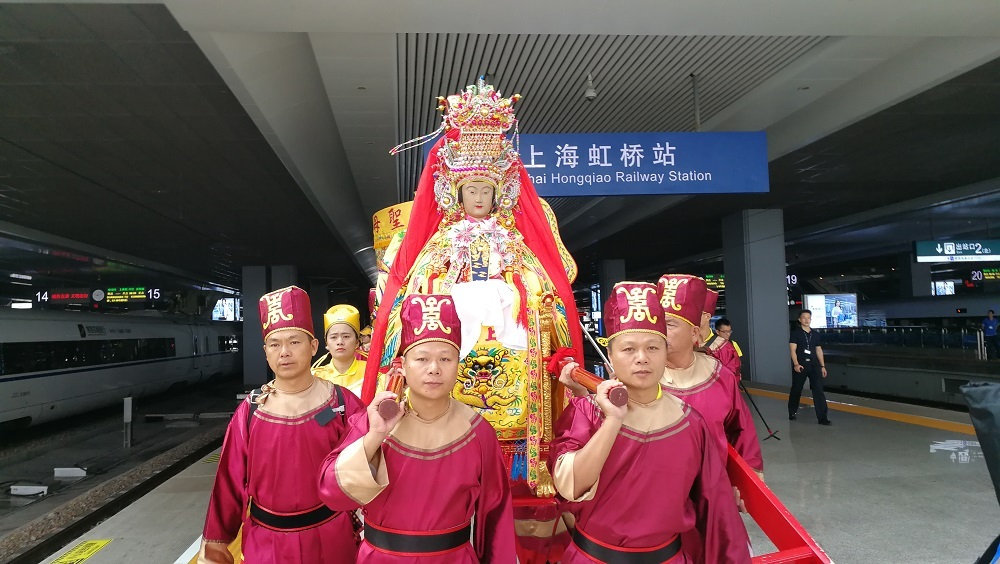 湄洲祖廟和臺灣大甲鎮瀾宮各有一尊翡翠媽祖像,它們由同一塊玉石雕琢