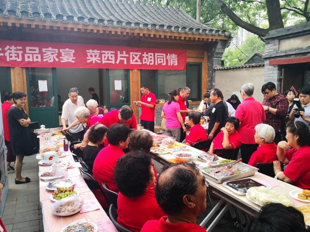 「北京日报客户端」老街坊回家探亲，胡同餐馆端来忆旧家宴