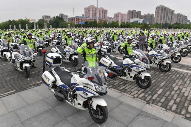 人民网■北京：组建首都交警铁骑队