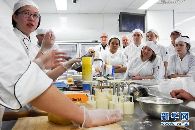 #新华网#新西兰西厨学做月饼