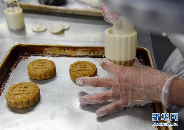 #新华网#新西兰西厨学做月饼