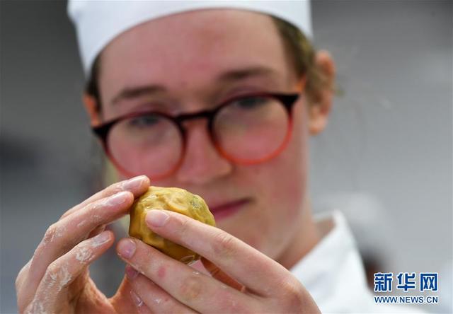 #新华网#新西兰西厨学做月饼