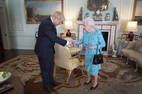 「海外网」事大了！英首相被指误导女王 或面临下台危机