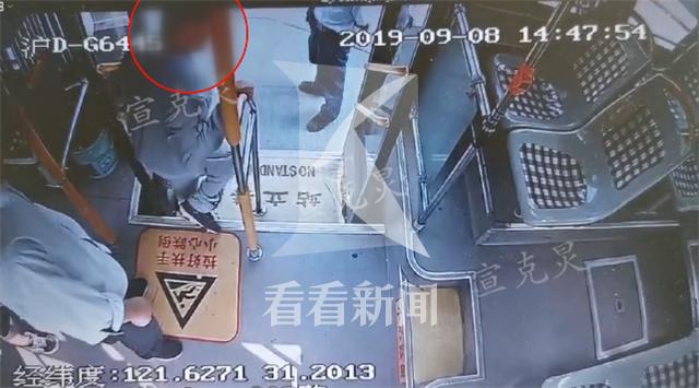 【看看新闻】残疾青年、失能老人迷失方向 公交员工热心帮忙