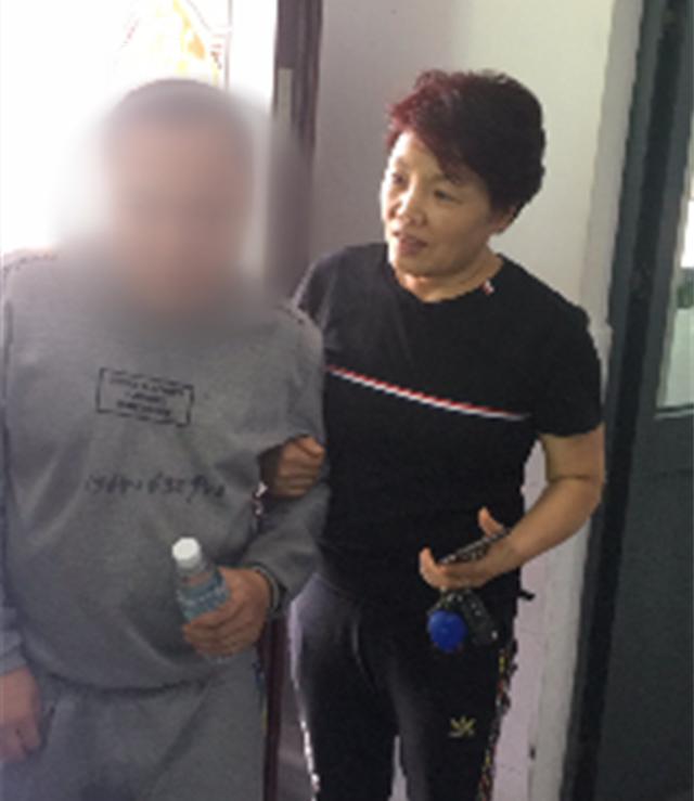 【看看新闻】残疾青年、失能老人迷失方向 公交员工热心帮忙