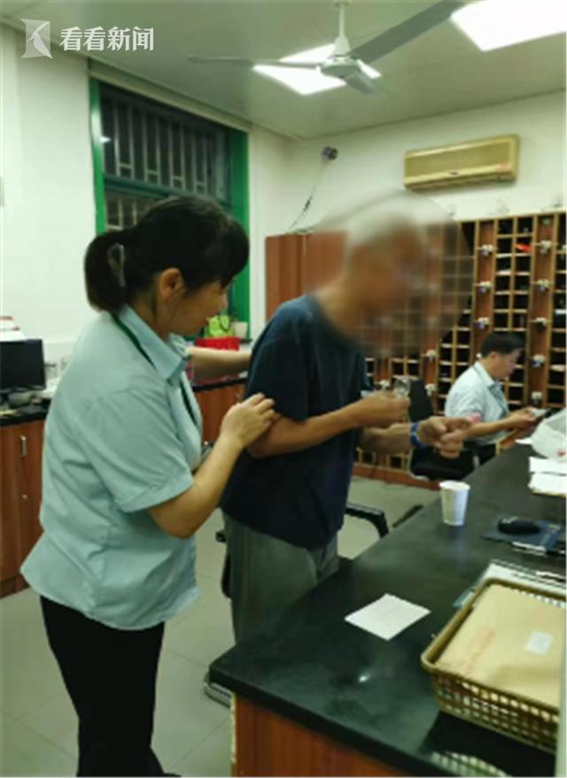 【看看新闻】残疾青年、失能老人迷失方向 公交员工热心帮忙
