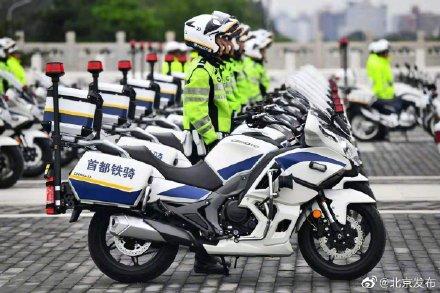 [光明网]帅！首都交警铁骑队今起上路执勤
