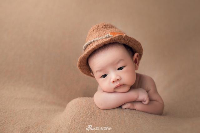 中国青年网：李艾儿子正面照首曝光 笑眼嘟嘴表情丰富Q萌可爱