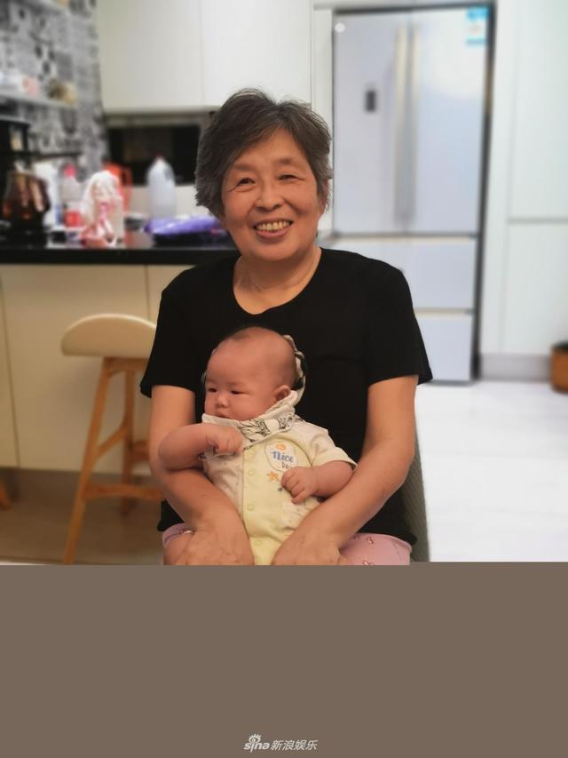 中国青年网：李艾儿子正面照首曝光 笑眼嘟嘴表情丰富Q萌可爱