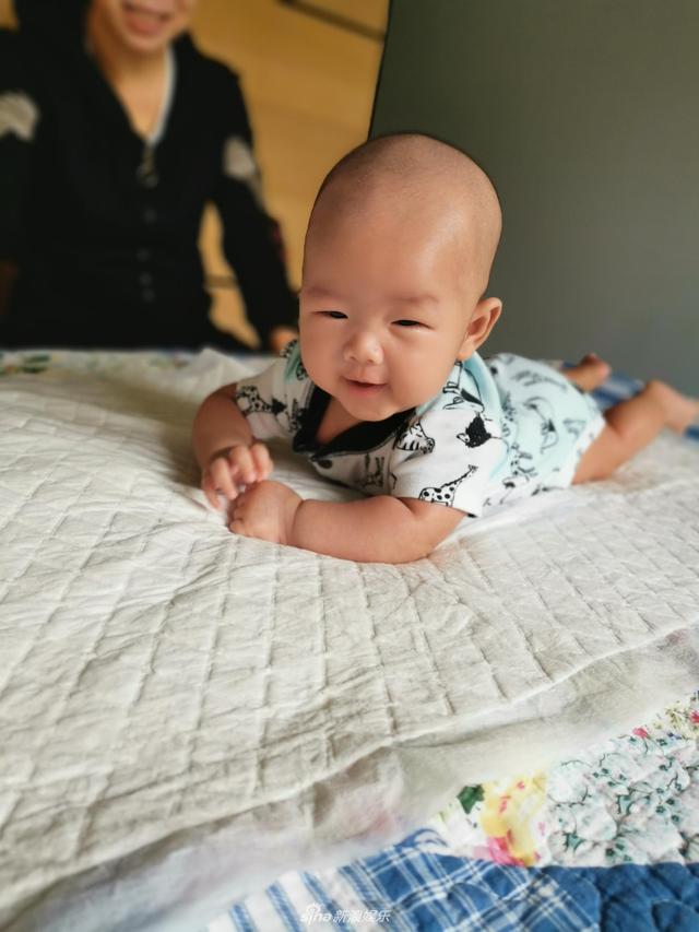 中国青年网：李艾儿子正面照首曝光 笑眼嘟嘴表情丰富Q萌可爱