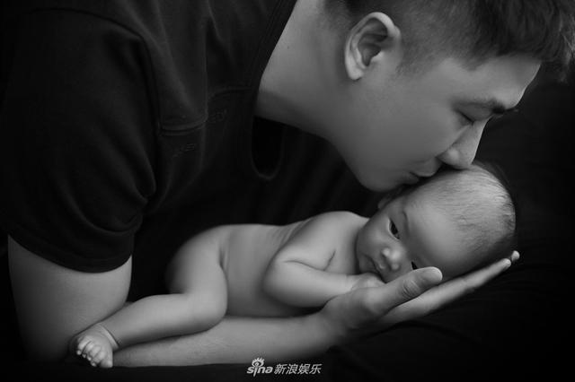 中国青年网：李艾儿子正面照首曝光 笑眼嘟嘴表情丰富Q萌可爱