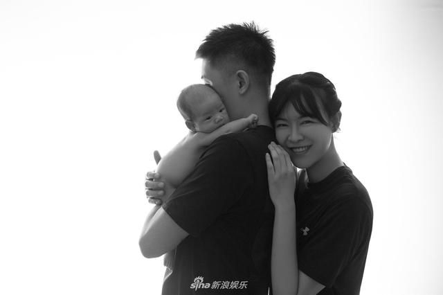 中国青年网：李艾儿子正面照首曝光 笑眼嘟嘴表情丰富Q萌可爱