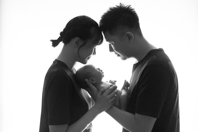 中国青年网：李艾儿子正面照首曝光 笑眼嘟嘴表情丰富Q萌可爱