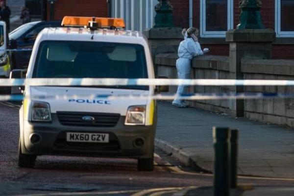 「中国网」22岁男子把10个月儿子扔河里，转身去酒吧喝酒，儿子溺水身亡