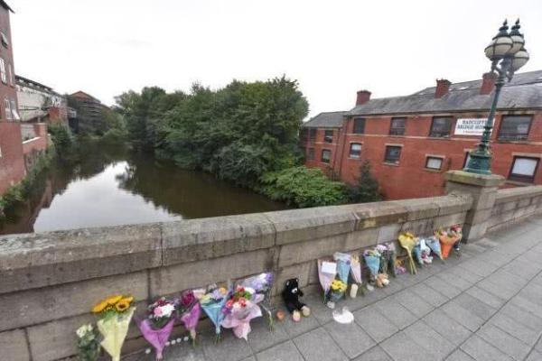 「中国网」22岁男子把10个月儿子扔河里，转身去酒吧喝酒，儿子溺水身亡