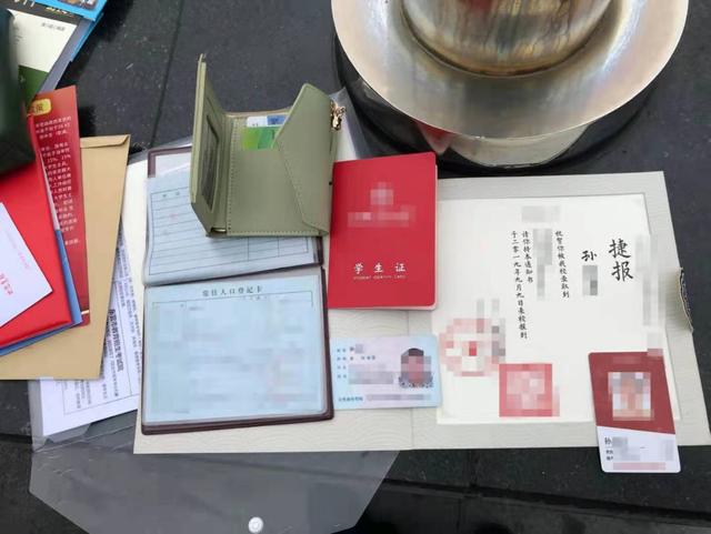 #北京日报客户端#户口本身份证录取通知全忘在车筐了！20分钟后……