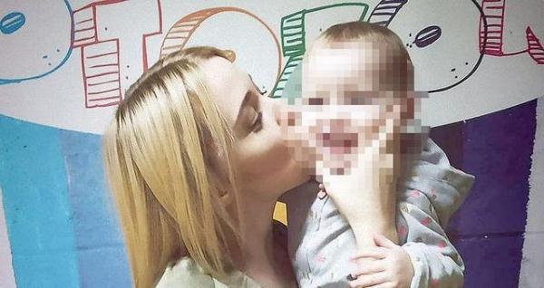 光明网@2岁孩子在母亲生日那天误碰车窗开关，将妈妈脖子卡住，杀死了她