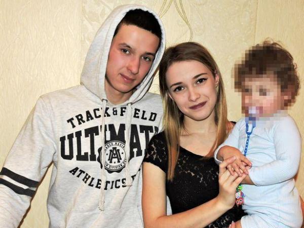 光明网@2岁孩子在母亲生日那天误碰车窗开关，将妈妈脖子卡住，杀死了她