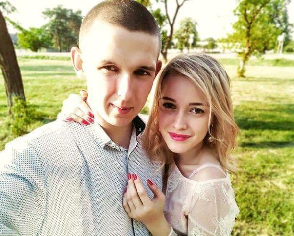 光明网@2岁孩子在母亲生日那天误碰车窗开关，将妈妈脖子卡住，杀死了她