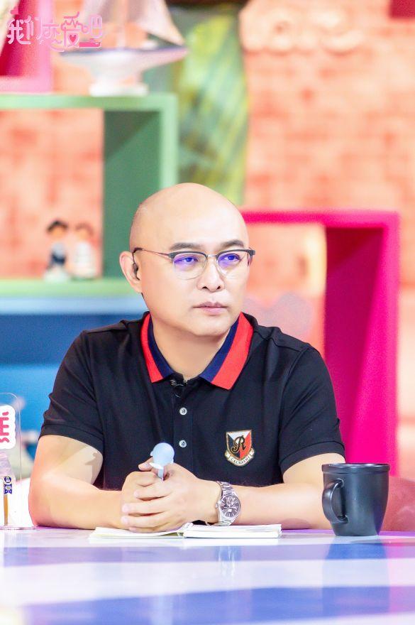 光明网■《我们恋爱吧》邮轮之旅推理升级，朱正廷自信满满：猜不准吃蛋糕盒