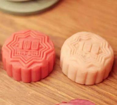 「光明网」小龙虾、藤椒牛肉、川香麻辣鸭……这些“奇葩”月饼，你见过吗？