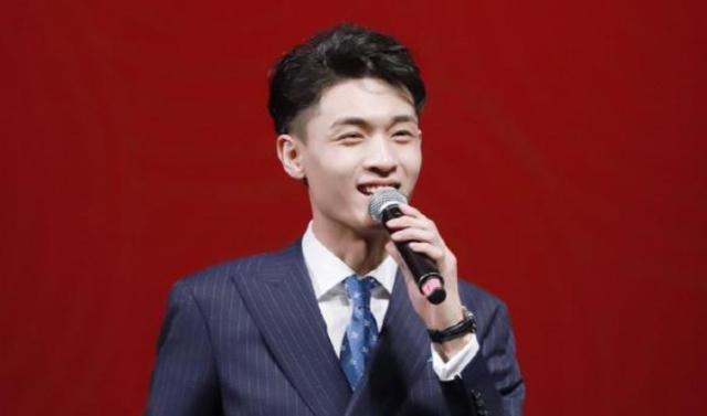 光明网■纲丝节郭德纲介绍秦霄贤，多加的四个字让人意外，粉丝们欢呼雀跃