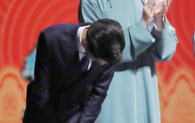 光明网■纲丝节郭德纲介绍秦霄贤，多加的四个字让人意外，粉丝们欢呼雀跃