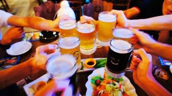 #政商内参#全国成人作文一等奖：《喝酒》