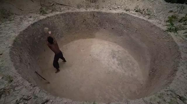 「新闻晨报」真万池王！两小哥徒手造泳池豪宅，视频播放量超2000万