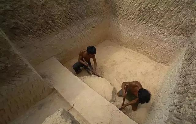 「新闻晨报」真万池王！两小哥徒手造泳池豪宅，视频播放量超2000万