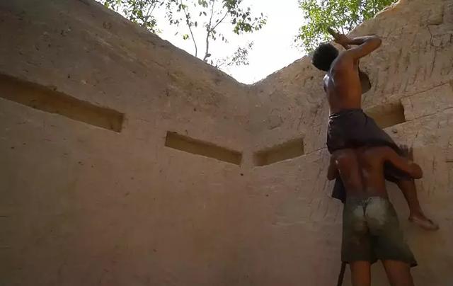 「新闻晨报」真万池王！两小哥徒手造泳池豪宅，视频播放量超2000万