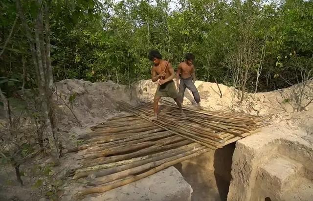 「新闻晨报」真万池王！两小哥徒手造泳池豪宅，视频播放量超2000万