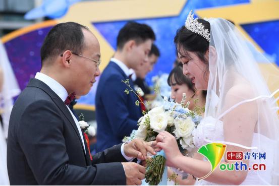 「中国青年网」爱情在此刻团圆！200对航天人中秋节三地同步举办集体婚礼