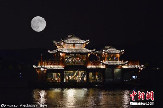 中国新闻网■“迷你”中秋月现身“十六”正午“空中追月”受热捧
