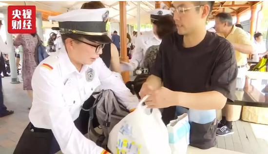 「央视财经」上海迪士尼赔了大学生50元 网友：改变了其流氓政策