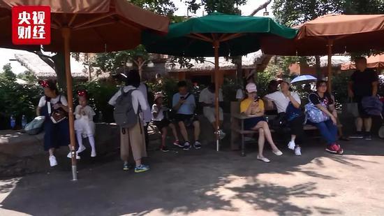 「央视财经」上海迪士尼赔了大学生50元 网友：改变了其流氓政策