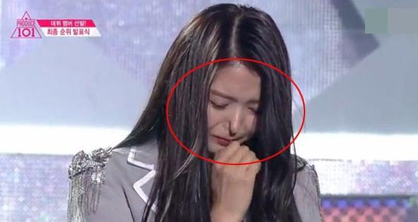 [光明网]韩国女星台上哭泣捏鼻子，鼻子变形塌陷了