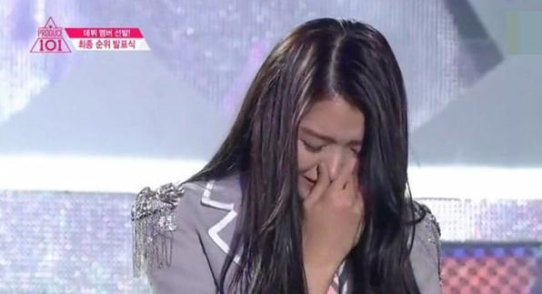 [光明网]韩国女星台上哭泣捏鼻子，鼻子变形塌陷了