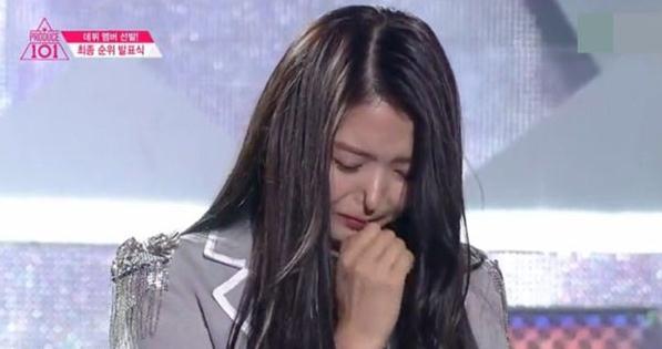 [光明网]韩国女星台上哭泣捏鼻子，鼻子变形塌陷了