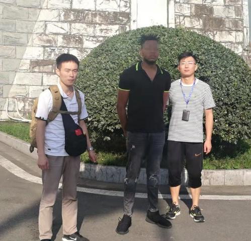 「光明网」一名非洲男子冒充美国军官，专骗我国单身女子，30人上当被骗千万