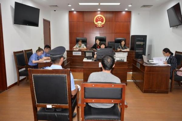 中国网：＂女子不知有门通邻屋，合租男子从后门入室行窃，当庭获刑半年＂