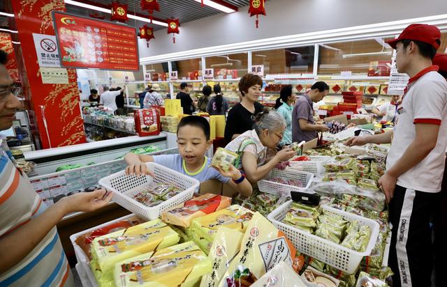 [北京日报客户端]稻香村、百年义利……一大早月饼专柜客流爆满
