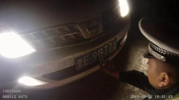 光明网■利用磁铁贴改变号牌逃避监控“聪明”司机被拘15天