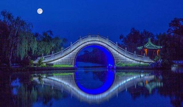 中秋赏月怎能不吟诗作对?文艺点就跟着古诗词去"打卡"赏月胜地