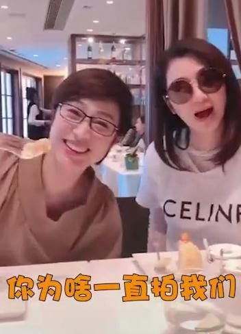 #光明网#蔡少芬怀孕素颜满脸红疹，大骂洪欣“八婆”上演塑料闺蜜情