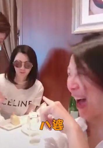 #光明网#蔡少芬怀孕素颜满脸红疹，大骂洪欣“八婆”上演塑料闺蜜情